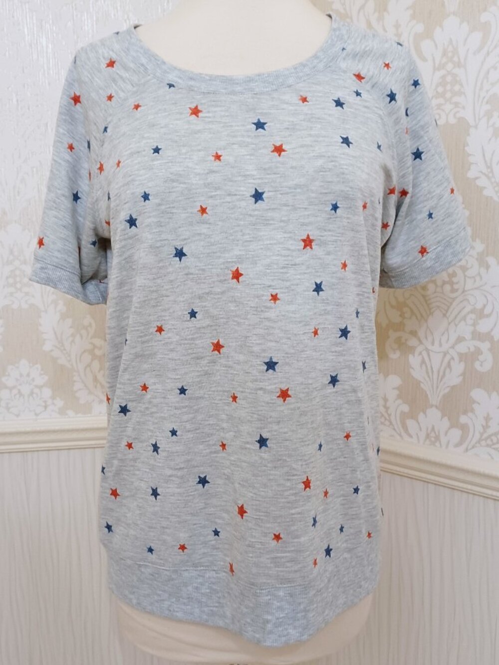 Jane and Delancey Gray Heather Short Sleeve Top with Red Blue Stars - Size Small